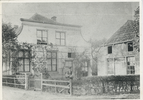 F013622 De voorgevel van huize Java , thans de zijgevel van het woonhuis in de Dorpsweg nr. 37. Het huis is circa 1760 ...