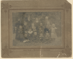 F013643 Klassefoto uit begin 1900, achterste rij staand v.l.n.r. juffrouw Bierman, N.N., meester Bosscher, N.N. ...