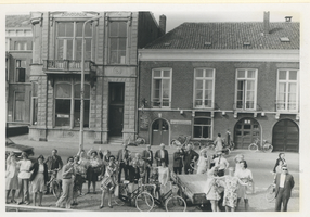 F013646 De thuisblijvers zwaaien de familieleden/vrienden uit die per boot naar Amsterdam gaan, het vertrek is aan de ...