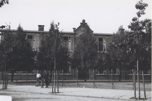F013651 Schoolgebouw aan de Noordweg.