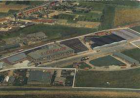 F013657 Luchtfoto van Wijnhandel Siebrand aan de Spoorstraat in IJsselmuiden opgericht in 1921.