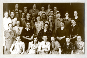 F013664 Leerlingen en leraressen van de Hanzeschool tijdens de tentoonstelling 50 jaar Hanzeschool in de ...