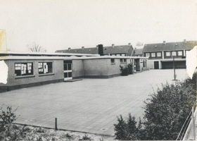 F013668 Klimop-school in Kampen.
