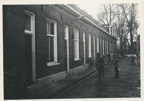 F013672 De Dijkstraat. Is een zijstraat van de 2e Ebbingestraat in Kampen, links achterin de straat is begonnen met de ...