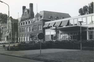 F013709 Hoofdingang van nieuwe stadsziekenhuis van Kampen, rechts op de foto, dat aan het oude is vastgebouwd. Links op ...