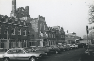 F013710 Stichting Engelenberg, het oude stadsziekenhuis van Kampen, links op de foto. Rechts, de hoofdingang van het ...
