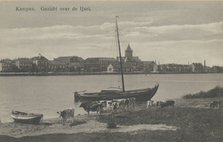 F013727 Zeilvrachtschip met koeien op de oever van de IJssel, op de achtergrond de IJsselkade met o.m. de Van ...