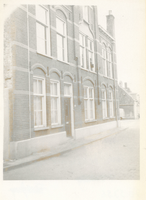 F013736 Pand van de vereniging Uiterwijks enz. vergaderingen aan de Groenestraat .