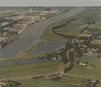 F014062 Luchtfoto - Ganzendiep IJssel en gedeelte industrieterrein Kampen.