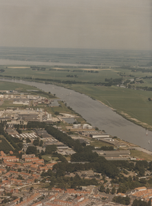 F014064 Luchtfoto - op de voorgrond Brunnepe met achterliggend industrieterrein aan de IJssel.