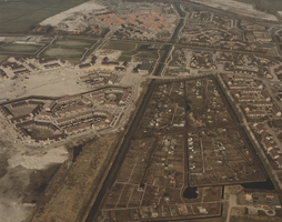 F014066 Luchtfoto - Volkstuinencomplex Onze Tuin met daar omheen de beginnende bebouwing van de wijk Cellesbroek..