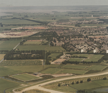F014071 Luchtfoto - Beeld van Kampen vanaf de sportvelden en algemene begraafplaats met op de achtergrond de Flevowijk ...