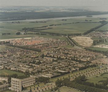 F014080 Luchtfoto - Cellesbroek met op de voorgrond de flat aan de Wortmanstraat..