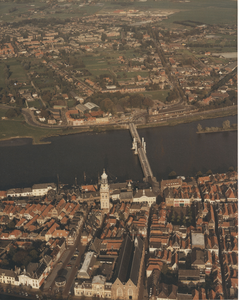 F014086 Luchtfoto - Kampen met IJsselbrug met op de achtergrond IJsselmuiden.