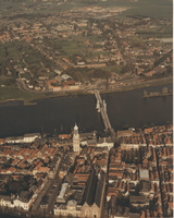 F014086 Luchtfoto - Kampen met IJsselbrug met op de achtergrond IJsselmuiden.