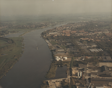 F014088 Luchtfoto - De IJssel vanaf het industrieterrein met Kampen en IJsselmuiden in de verte..