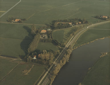 F014094 Luchtfoto - dorpskern Kampereiland.