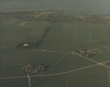 F014095 Luchtfoto - verschillende boeren erven op het Kampereiland.