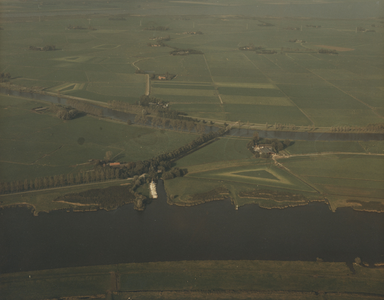 F014106 Luchtfoto - Kampereiland ter hoogte van de Kattewaardweg en Frieseweg.