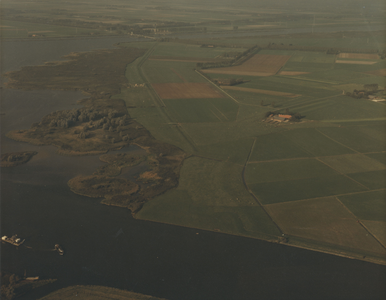 F014111 Luchtfoto - Haatland met op de voorgrond het Vossemeer en op de achtergrond de Ramspolbrug.