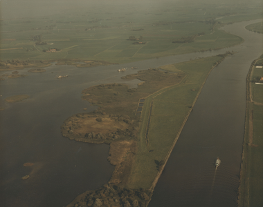 F014112 Luchtfoto - Overgang van de IJssel in het Kattediep.