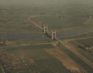F014115 Luchtfoto - Molenbrug bij Kampen met op de voorgrond de Venedijk met volkstuintjes..