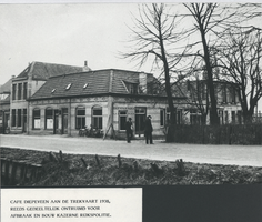 F014147 IJsselmuiden - Café Diepenveen aan de Trekvaart, op de foto gedeeltelijk ontruimd voor afbraak en de bouw van ...