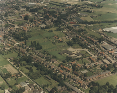 F014183 Luchtfoto - IJsselmuiden tussen De Baan en Burgemeester van Engelenweg.