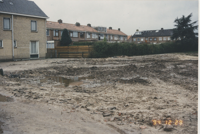 F014202 IJsselmuiden - lokatie voor de nieuwe supermarkt in 1994 bij het Markeresplein.