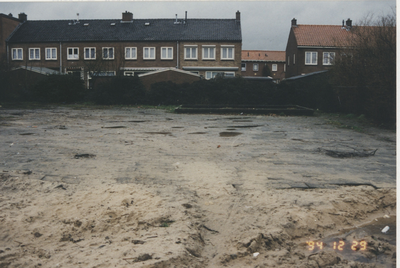 F014203 IJsselmuiden - lokatie voor de nieuwe supermarkt in 1994 bij het Markeresplein.