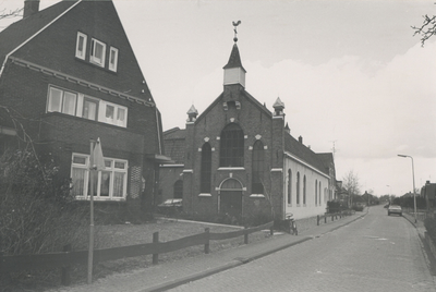 F014415 Zalk - Burgemeester van Vleutenweg 16-18 met Gereformeerde kerk.