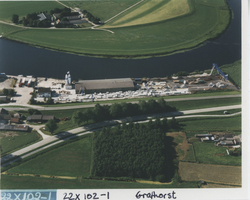 F014518 Luchtfoto Prefabo bedrijven bij Grafhorst aan het Ganzendiep.
