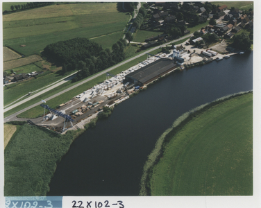 F014520 Luchtfoto Prefabo bedrijven bij Grafhorst aan het Ganzendiep.