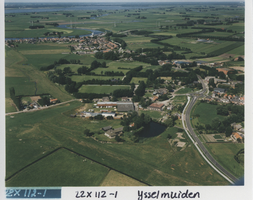 F014546 Luchtfoto IJsselmuiden het het binnenterrein van Van Pijkeren.