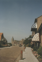 F014596 IJsselmuiden Dorpsweg met Dorpskerk.