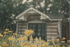 F014598 IJsselmuiden huisje op de hoek van de Burgemeester van Engelenweg en Dorpsweg..