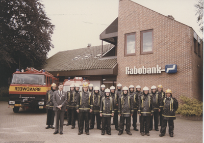 F014647 Brandweer IJsselmuiden - groepsfoto voor de RABO-bank in IJsselmuiden (augustus 1985).