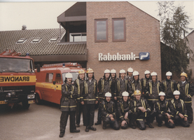 F014648 Brandweer IJsselmuiden - groepsfoto voor de RABO-bank in IJsselmuiden (augustus 1985).