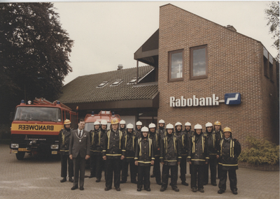 F014649 Brandweer IJsselmuiden - groepsfoto voor de RABO-bank in IJsselmuiden (augustus 1985).