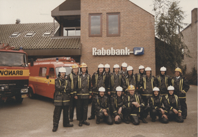 F014650 Brandweer IJsselmuiden - groepsfoto voor de RABO-bank in IJsselmuiden (augustus 1985).