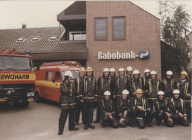 F014651 Brandweer IJsselmuiden - groepsfoto voor de RABO-bank in IJsselmuiden (augustus 1985).