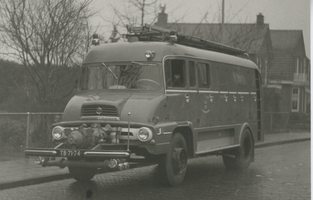 F014659 Brandweer IJsselmuiden - op dinsdag 1 maart 1960 werd deze brandweerauto overgedragen door B&W IJsselmuiden aan ...