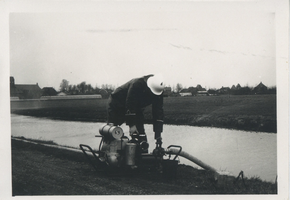 F014666 Brandweer IJsselmuiden - Brandweeroefening in IJsselmuiden, water pompen uit de gracht. (ingebruikneming nieuwe ...