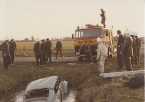 F014687 Brandweer IJsselmuiden - actiefoto van brandweer en politie.