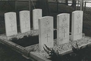 F014744 Militaire graven op de begraafplaats te Grafhorst.