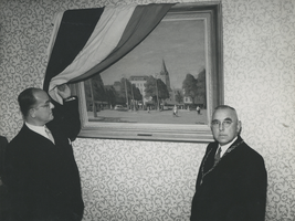 F014746 Burgemeester van IJsselmuiden bij de onthulling van een schilderij van Dick Braam.