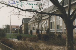 F014816 Foto uit een serie opnamen voor de taxatie WOZ 1995 - Julianaschool te 's-Heerenbroek.
