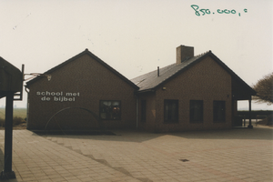 F014822 Foto uit een serie opnamen voor de taxatie WOZ 1995 -School met de Bijbel aan de Hogeweg te Kamperveen.