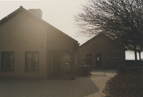 F014823 Foto uit een serie opnamen voor de taxatie WOZ 1995 -School met de Bijbel aan de Hogeweg te Kamperveen.