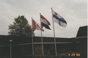 F014835 IJsselmuiden, Vlaggen uit voor de Canadese oorlogsveteranen op 29 april 1998.